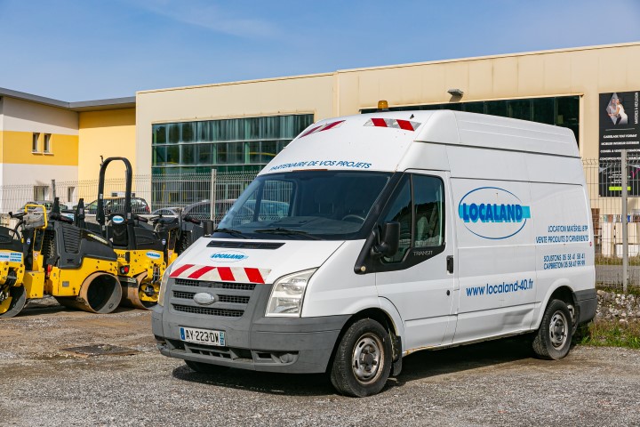 livraison d'engin de chantier dans les landes avec un camion localand