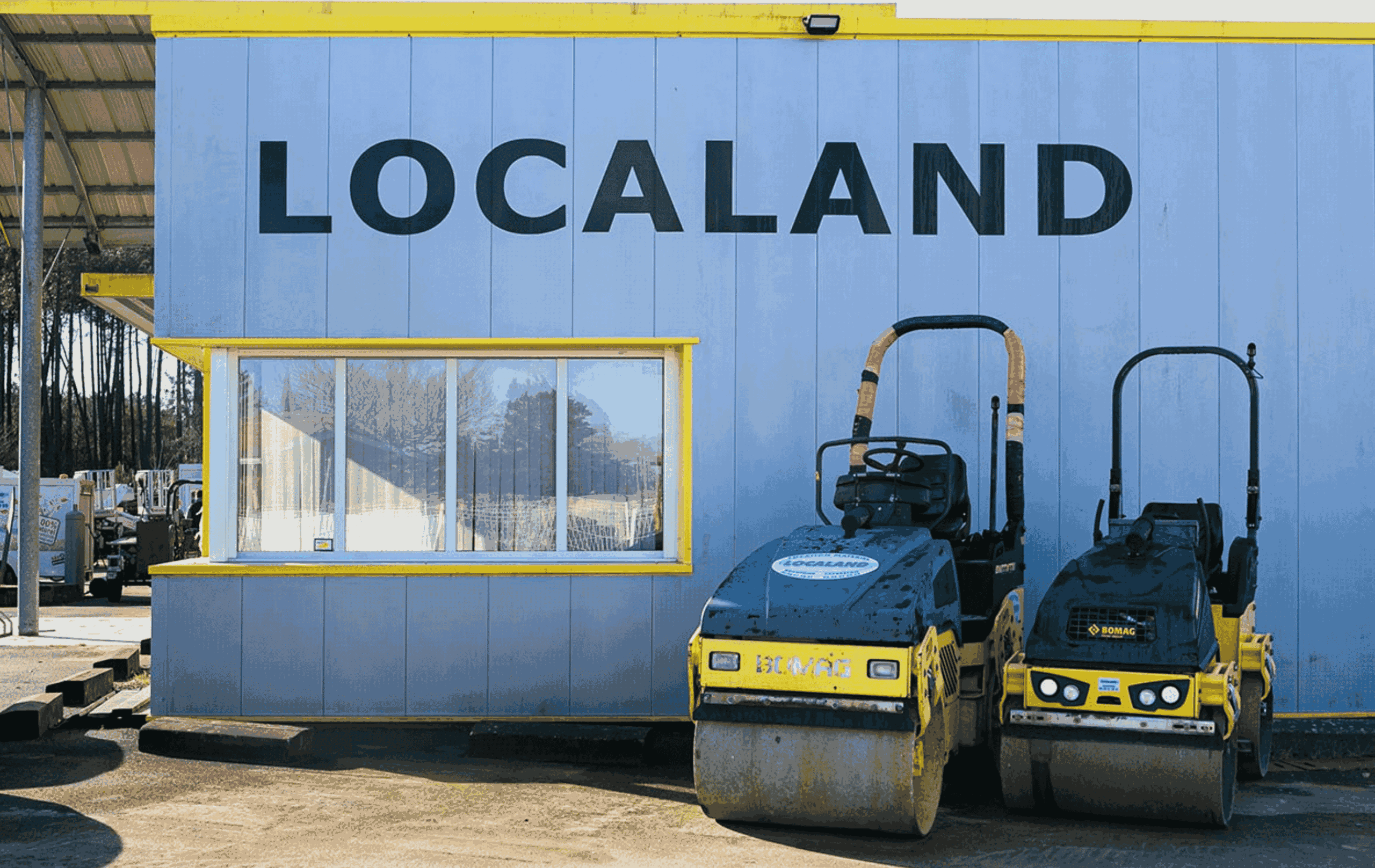 engins de terrassement devant les locaux de localand à capbreton